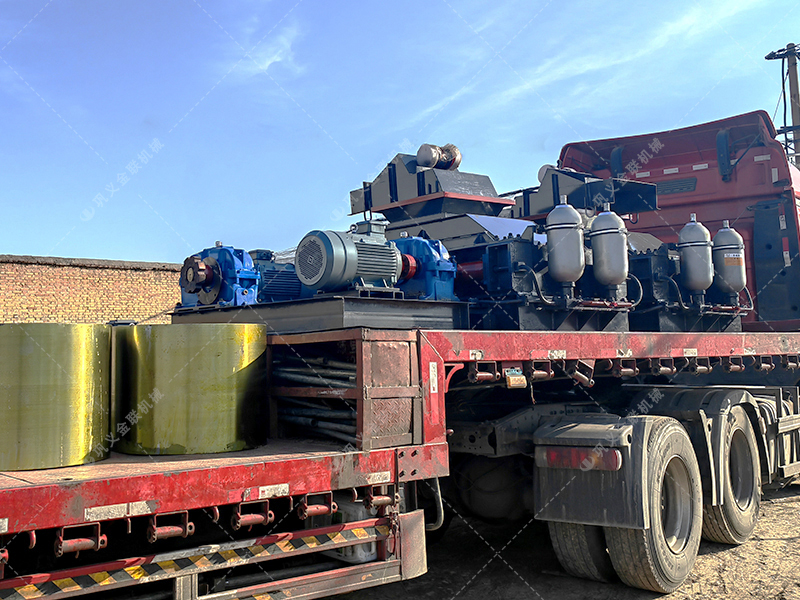 半自動液壓直連式對輥破碎機發貨圖片