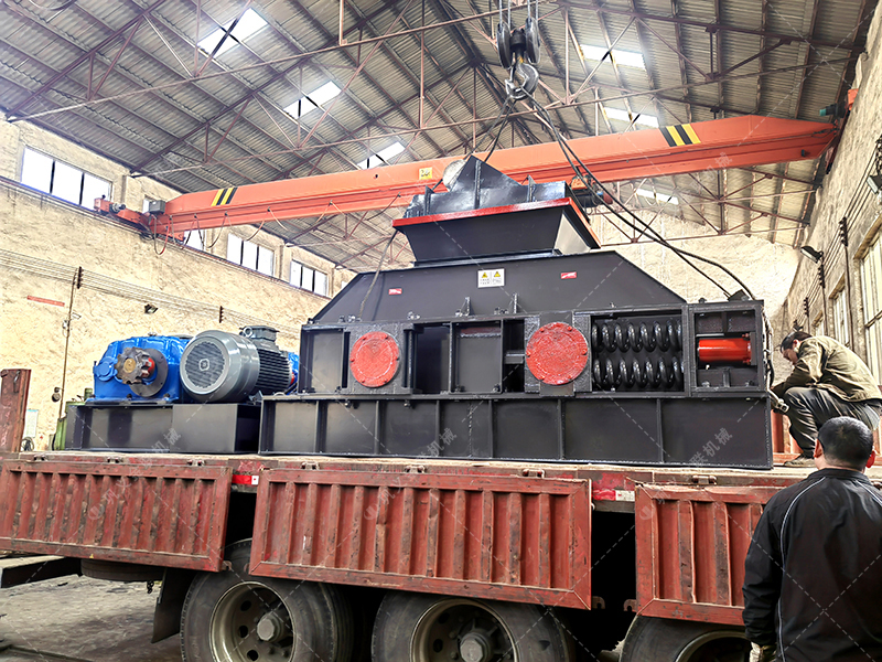 1200x800大型液壓對輥制砂機發貨圖片