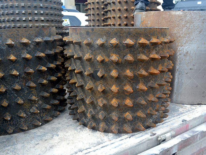 狼牙齒輥破碎機如何實現(xiàn)焦炭'大塊進，勻粒出'的理想轉(zhuǎn)化？